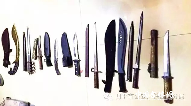 警方缴获的管制刀具.jpg