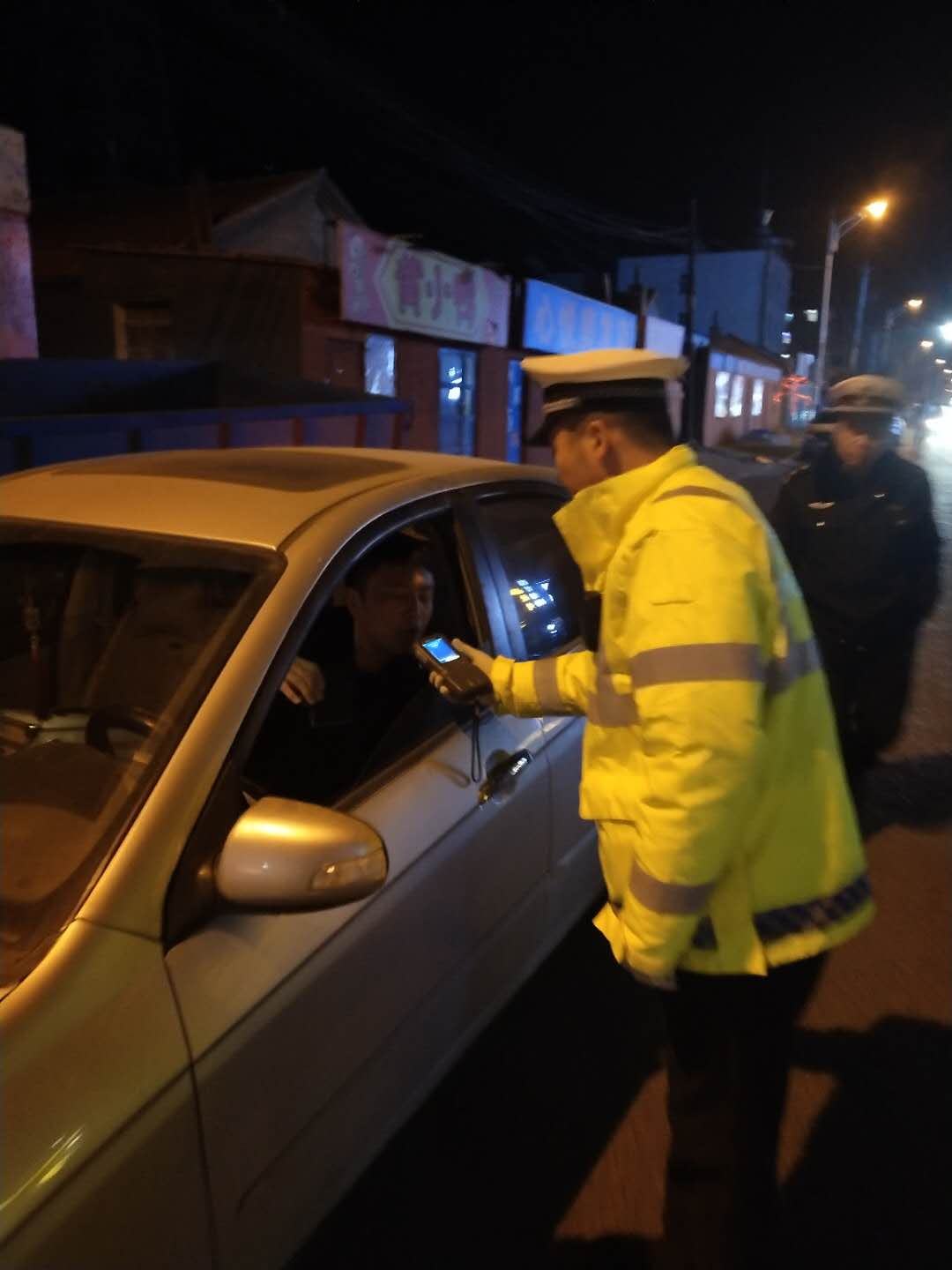 司机看见警察开车调头 原来是他喝酒心虚