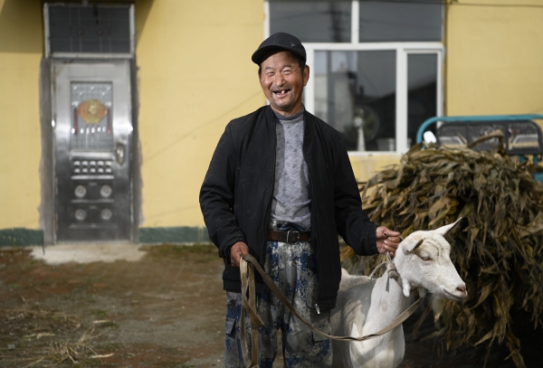 伊通县黄岭子镇保家村脱贫户王安。因家人重病致贫，在扶贫政策的帮扶下，王安养牛又养羊，养鸡又养鹅，日子越过越好了。.jpg